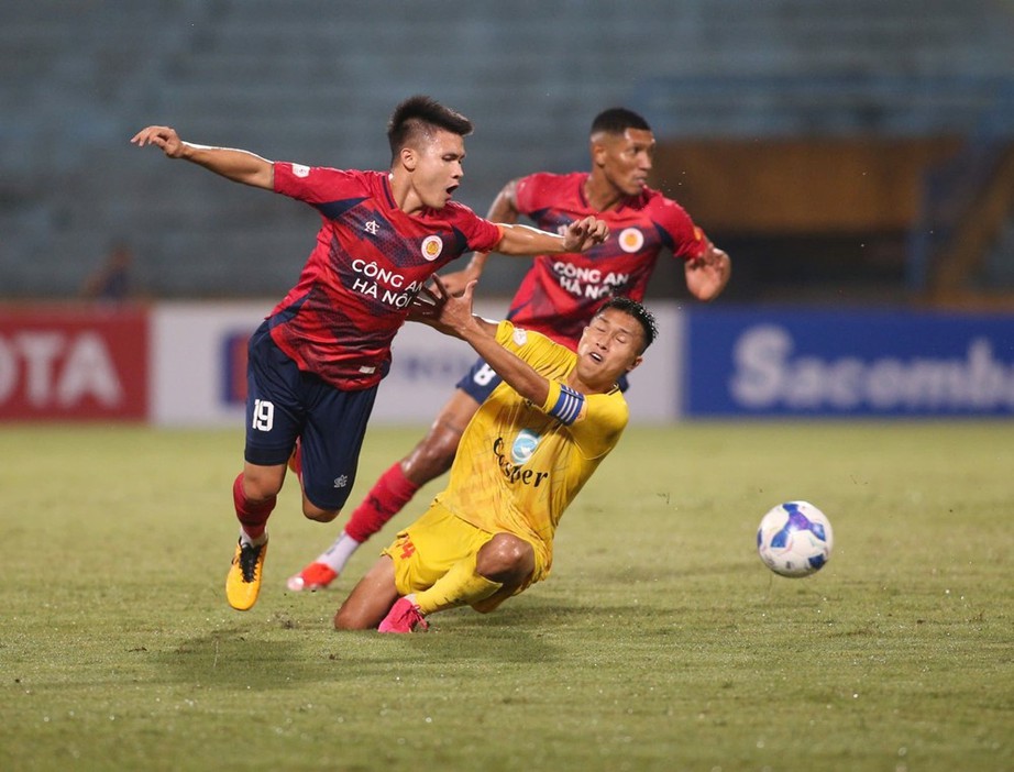 V-League: Quang Hải "mất tích", CAHN thua đau Thanh Hóa - Ảnh 1.