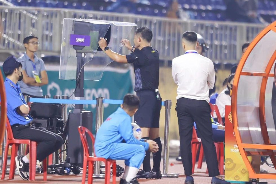 V-League vòng 8: Đại chiến vì ngôi đầu, VAR phủ sóng dày đặc